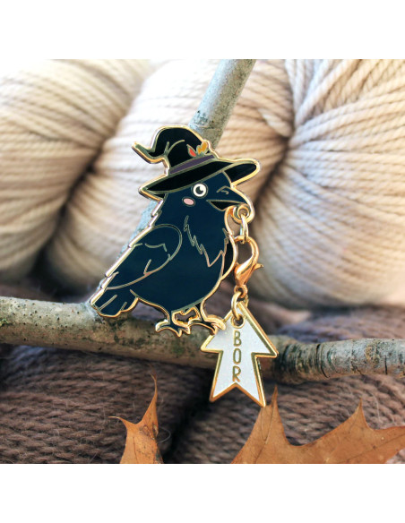 Pin's support de marqueur de maille - L'assistant de la sorcière - Corbeau