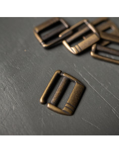 Fibbia di regolazione in metallo a G ottone antico Merchant & Mills 25 mm