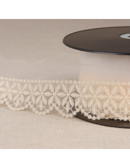 Tulle ricamato con fiori a rosetta - Ecru