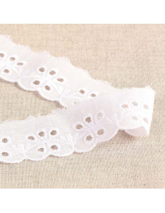 Ricamo Inglese fiori smerlati Inaya - Bianco