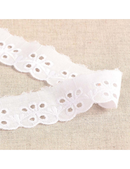 Ricamo Inglese fiori smerlati Inaya - Bianco