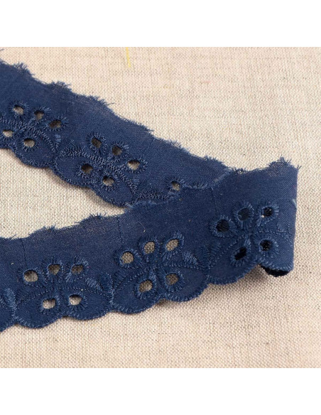 Ricamo Inglese fiori smerlati Inaya - Blu marino