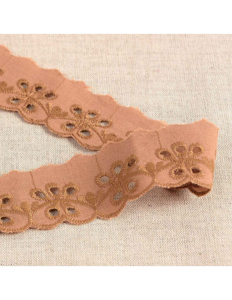 Ricamo Inglese fiori smerlato Inaya - Nougat