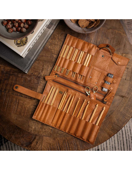 Custodia in pelle per uncinetti e aghi intercambiabili Muud Billie - Whisky