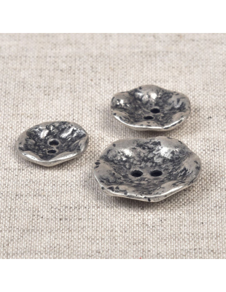 Bottone 2 fori metallo martellato - Argento invecchiato