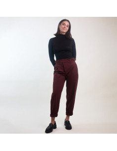 Modello I pantaloni con cintura - Atelier Brunette