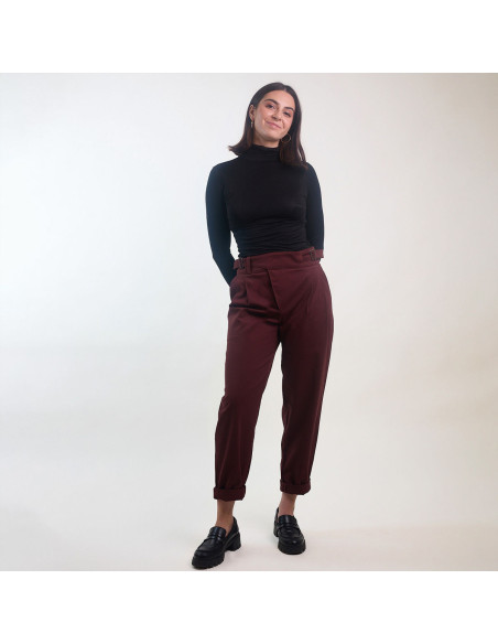 Modello I pantaloni con cintura - Atelier Brunette