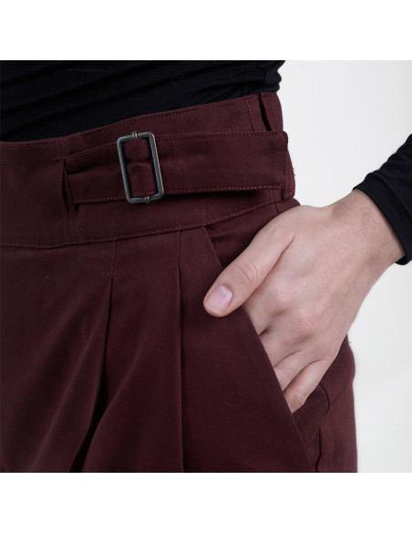 Modello I pantaloni con cintura - Atelier Brunette
