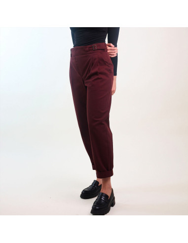 Modello I pantaloni con cintura - Atelier Brunette