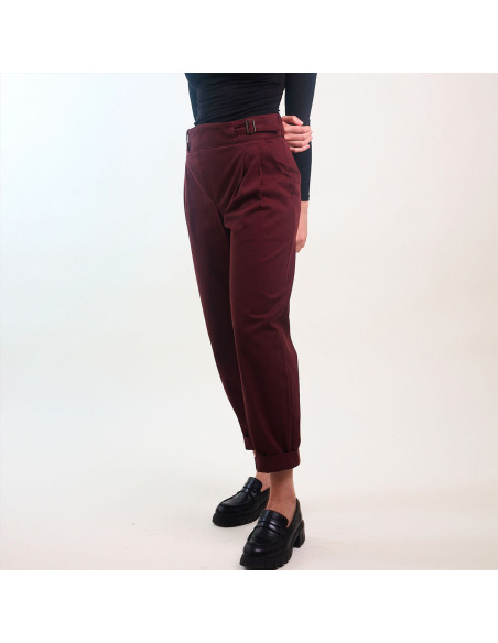 Modello I pantaloni con cintura - Atelier Brunette