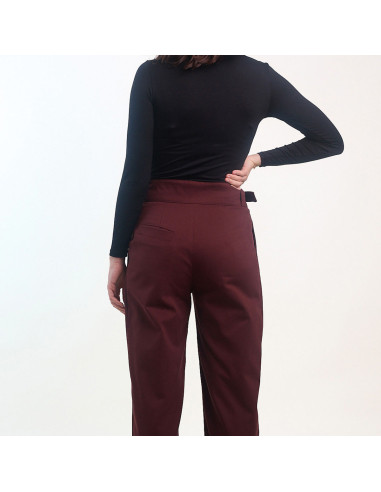 Modello I pantaloni con cintura - Atelier Brunette