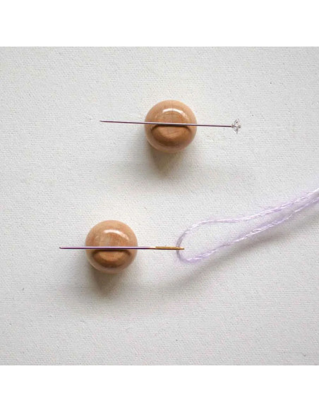 Supporto magnetico in legno per aghi e spilli