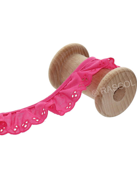 Ricamo inglese arricciato su sbieco - Fucsia