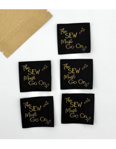 Set di 5 etichette tessute da cucire The sew must go on 2