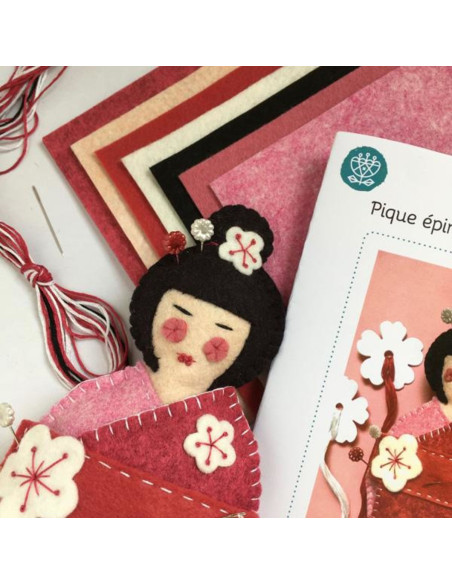 Kit feltro kokeshi puntaspilli e porta forbici