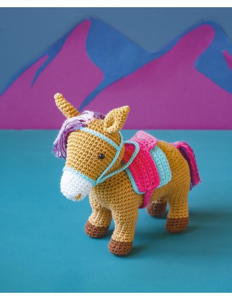 Libro amigurumi in vacanza sulla spiaggia e nella foresta