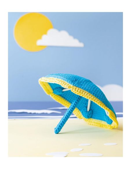 Libro amigurumi in vacanza sulla spiaggia e nella foresta