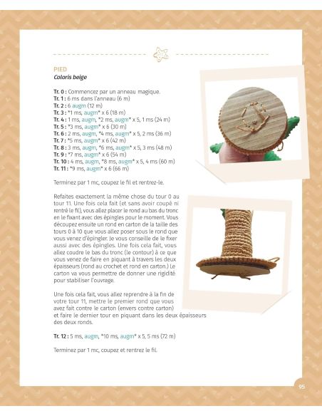 Libro amigurumi in vacanza sulla spiaggia e nella foresta